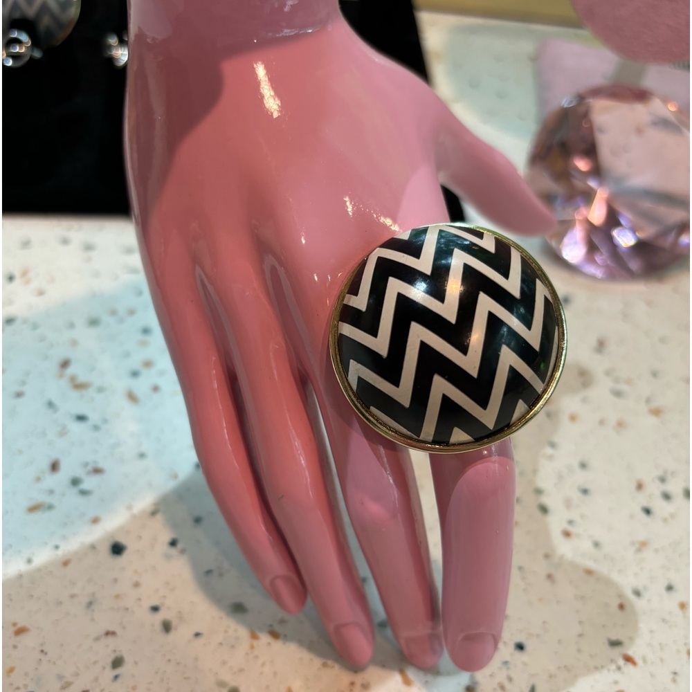 Round Circle Chevron Pattern Statement‎ Ring - Picture 4 of 7